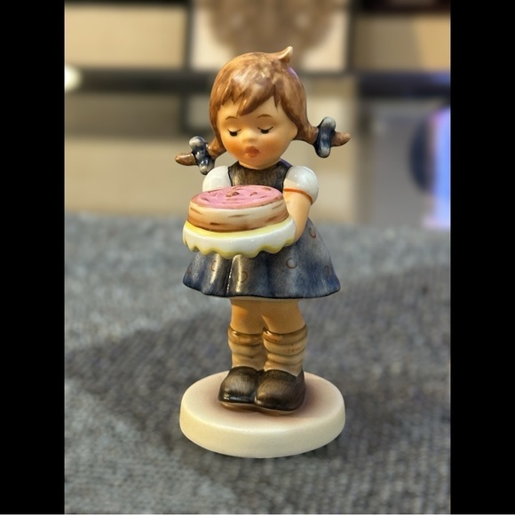 Goebel Hummel Figurine “Sweet As Can Be” #561 – TMK-6, 1986, Made in Germany - Picture 12 of 15
